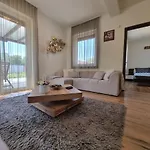 Leda Pihenohaz By Bltn Appartement *