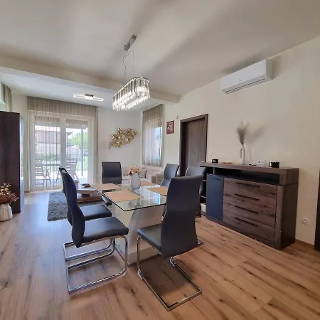 Leda Pihenohaz By Bltn Lejlighed Siófok